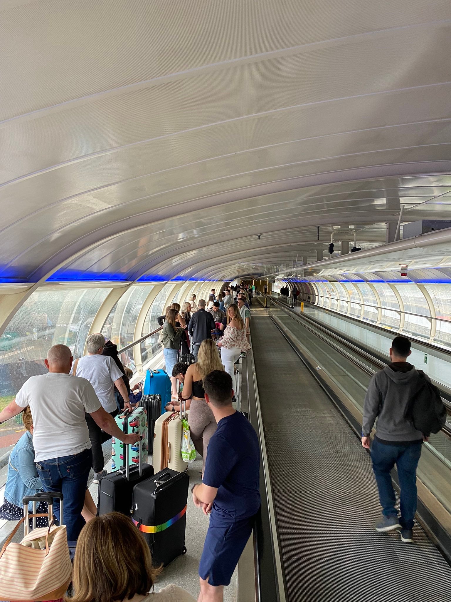 La gente hace cola en el aeropuerto de Manchester, luego de que TUI anunciara un “pequeño número” de cancelaciones y retrasos de vuelos en lo que significó un golpe a los planes de viaje en el inicio de la brecha de medio trimestre