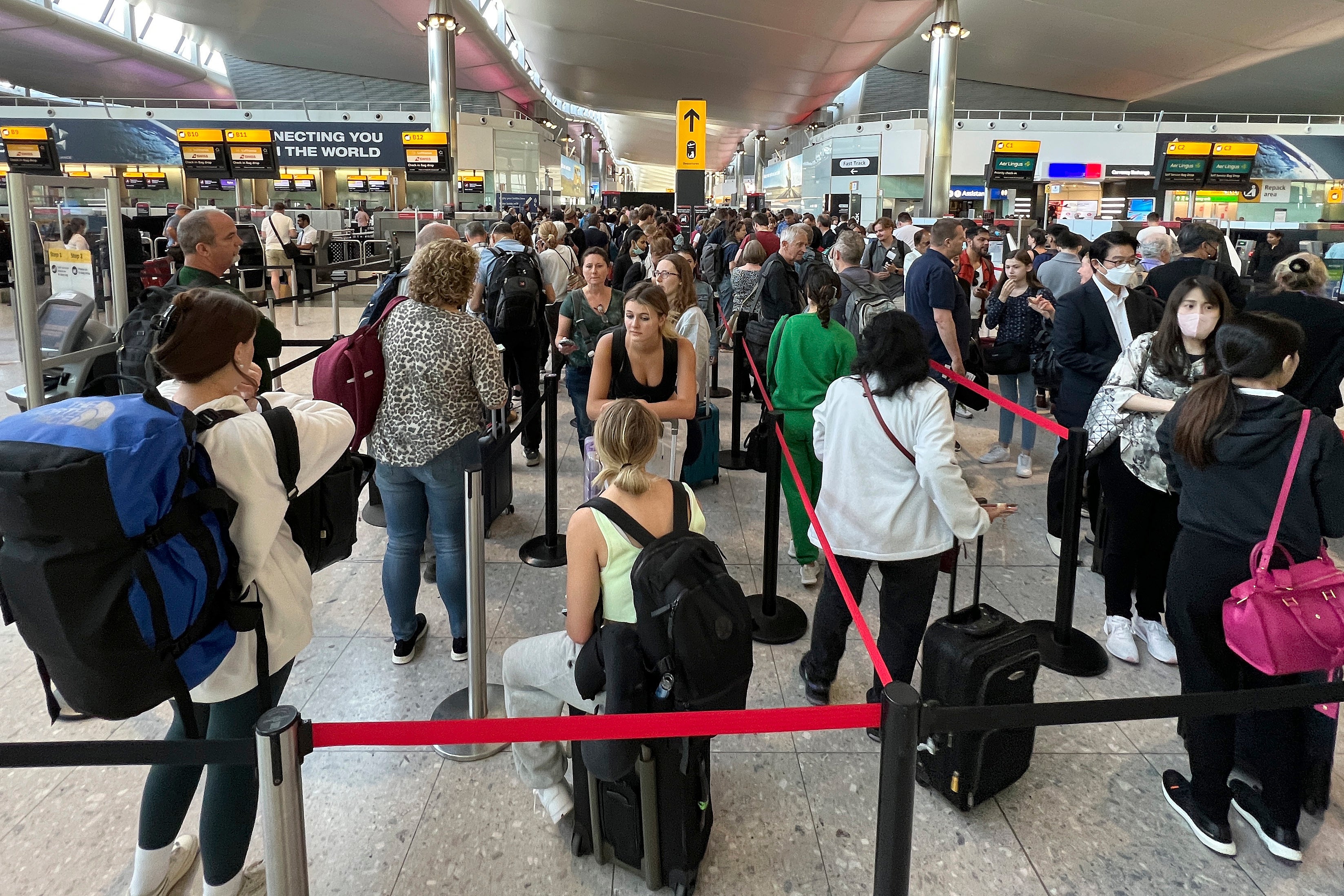 La gente se enfrenta a interrupciones en los viajes y a largas colas en los aeropuertos en medio de la actual crisis de personal del sector