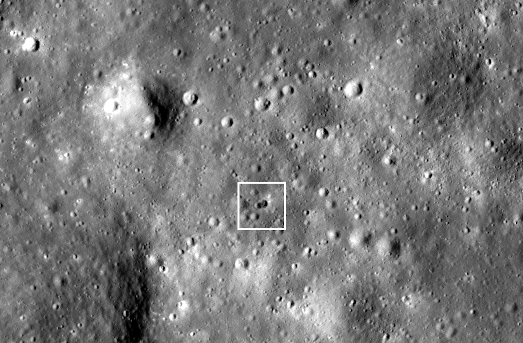 Imagen de alta resolución del reciente impacto de un cohete que ocasionó dos cráteres