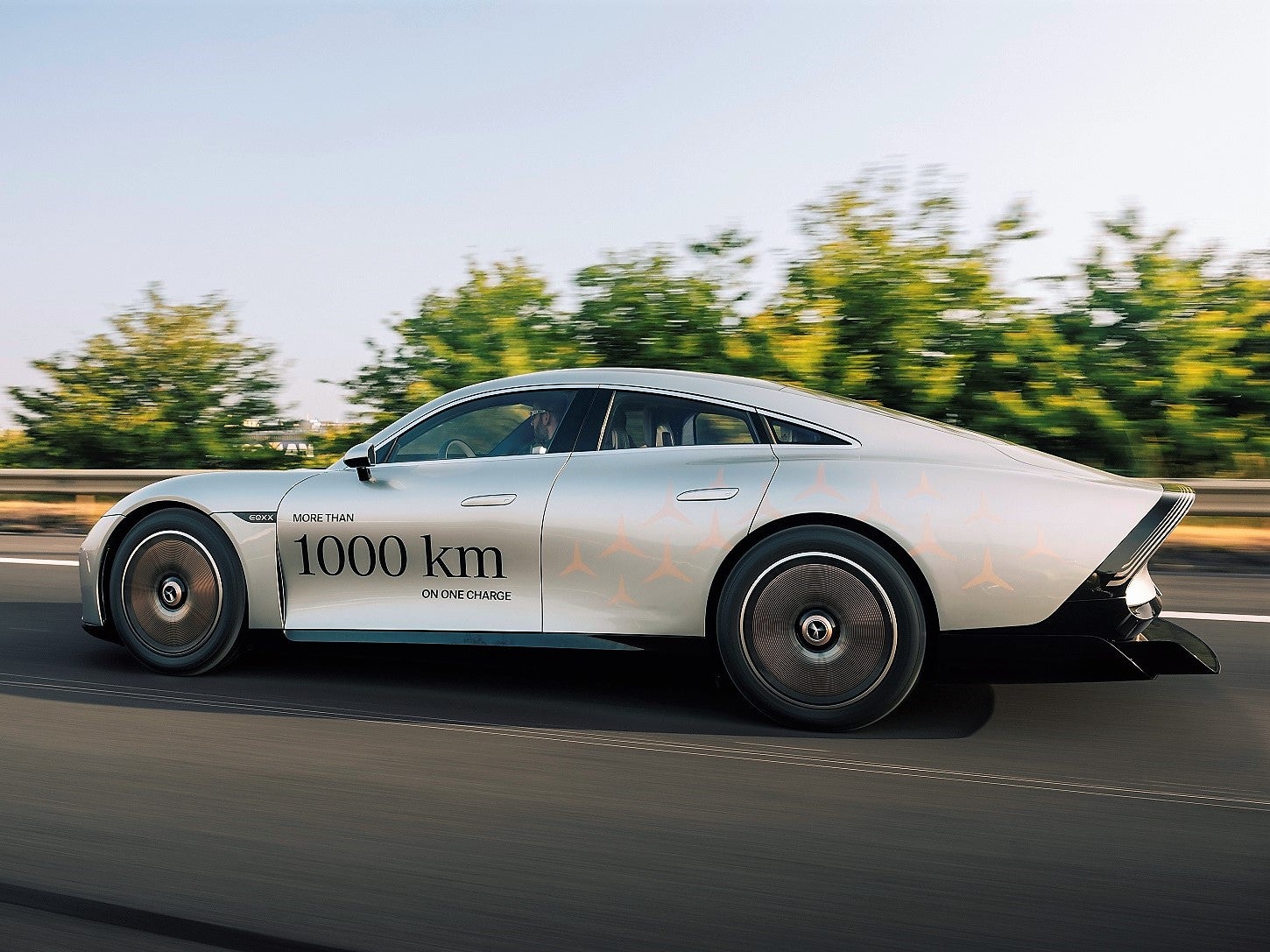 El Mercedes Vision EQXX batió su propio récord de eficiencia de 1.202 km en un viaje por carretera de Stuttgart (Alemania) a Silverstone (Reino Unido) con una sola carga de batería el 22 de junio de 2022