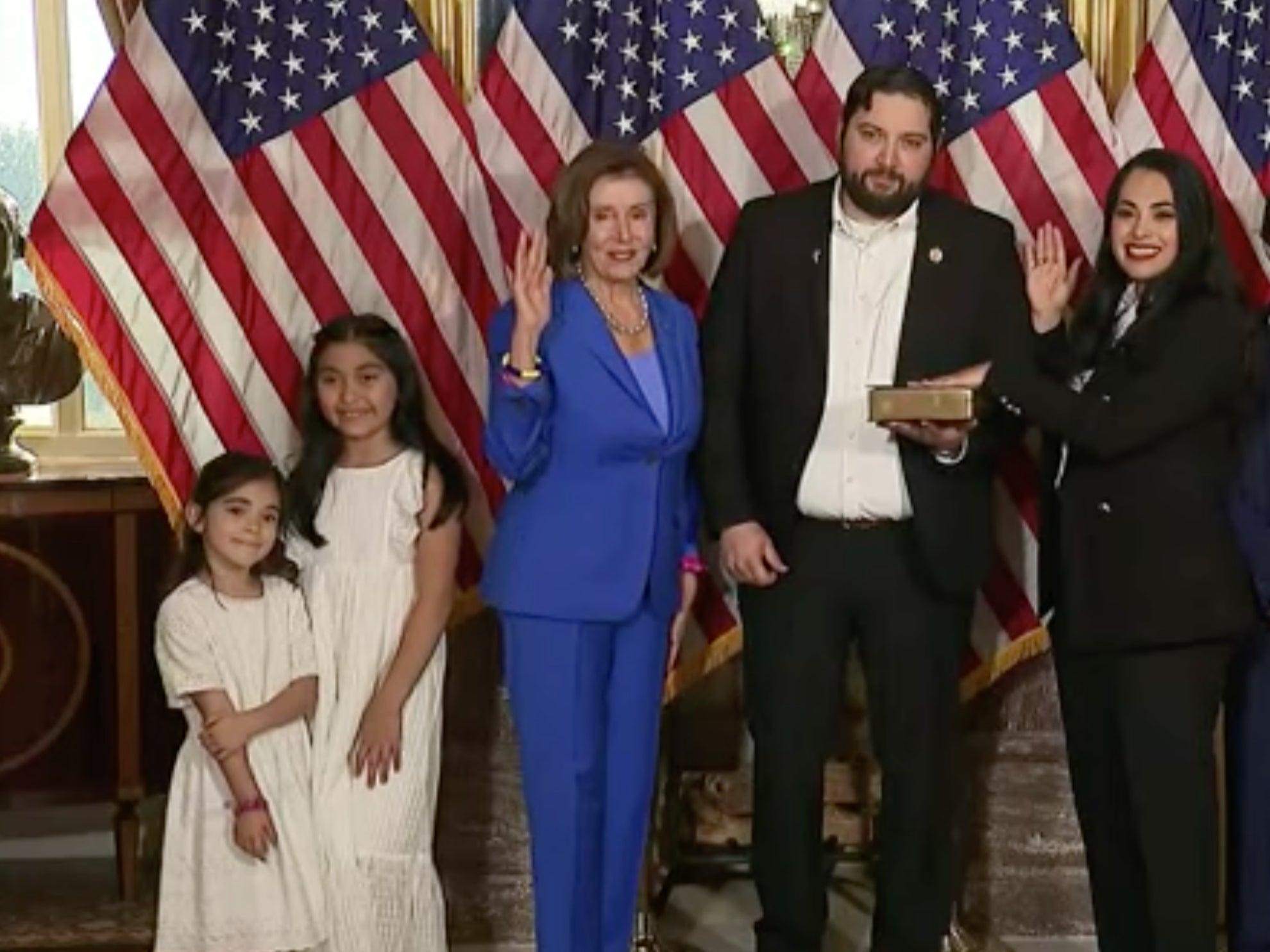 Acusan a Nancy Pelosi de empujar a la hija de una congresista en una sesión de fotos