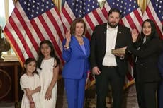 Acusan a Nancy Pelosi de empujar a la hija de una congresista en una sesión de fotos