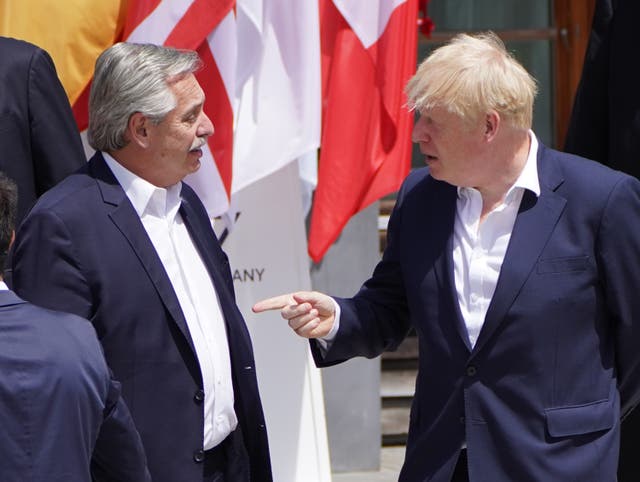 El primer ministro Boris Johnson (derecha) conversa con el presidente argentino Alberto Fernández (Stefan Rousseau/PA)