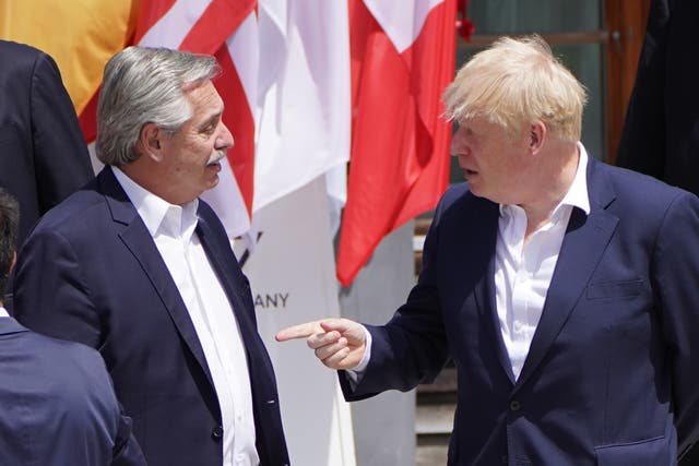 El primer ministro Boris Johnson (derecha) conversa con el presidente argentino Alberto Fernández (Stefan Rousseau/PA)