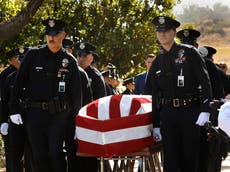 Oficial LAPD que murió en entrenamiento recibió golpes mortales en simulación de disturbio, afirma su madre