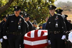 Oficial LAPD que murió en entrenamiento recibió golpes mortales en simulación de disturbio, afirma su madre