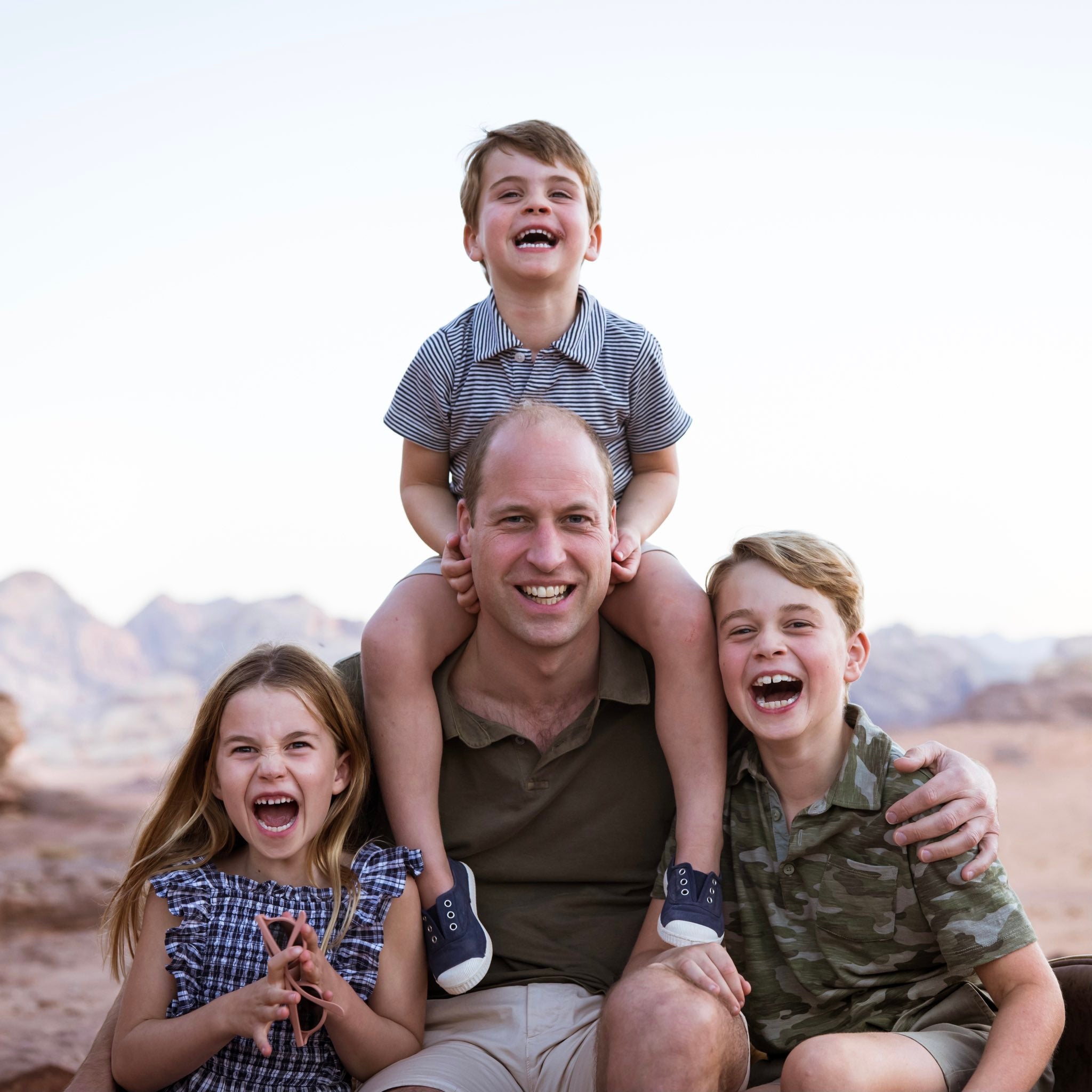 El príncipe William con sus tres hijos: el príncipe George (8 años), la princesa Charlotte (7), y el príncipe Louis (4)