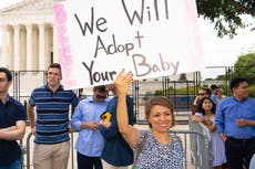 “Adoptaremos a tu bebé”: cartel provida genera divertidos memes