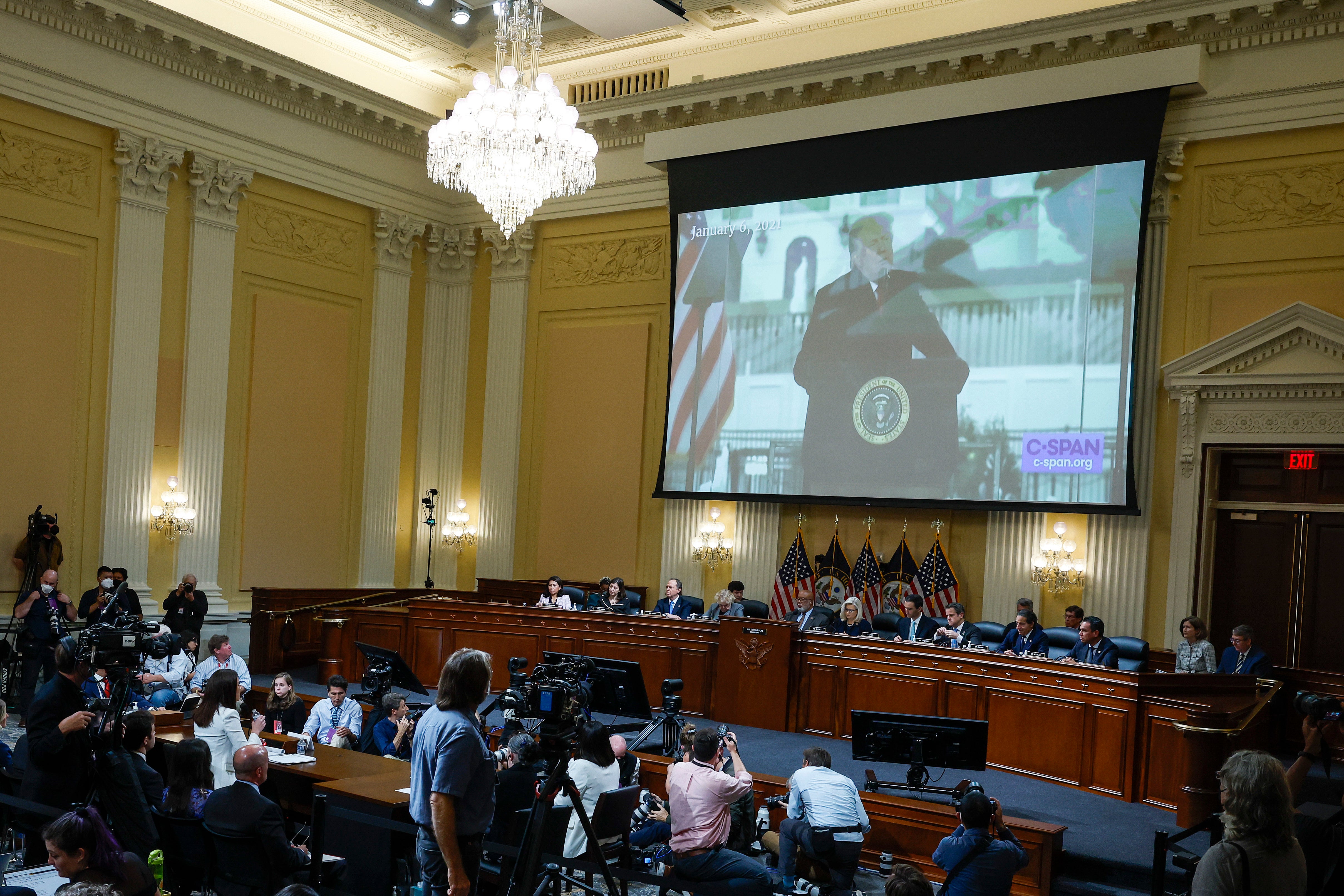 Trump afirma que “casi no conoce” a la asesora que testificó que él sabía de los alborotadores armados