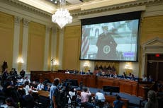 Trump afirma que “casi no conoce” a la asesora que testificó que él sabía de los alborotadores armados