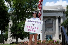 Prohibición de aborto rige en Tennessee, suspendida en Texas