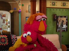 Elmo recibe la vacuna contra el covid-19 en PSA de ‘Sesame Street’