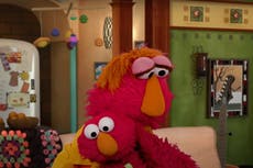 Elmo recibe la vacuna contra el covid-19 en PSA de ‘Sesame Street’