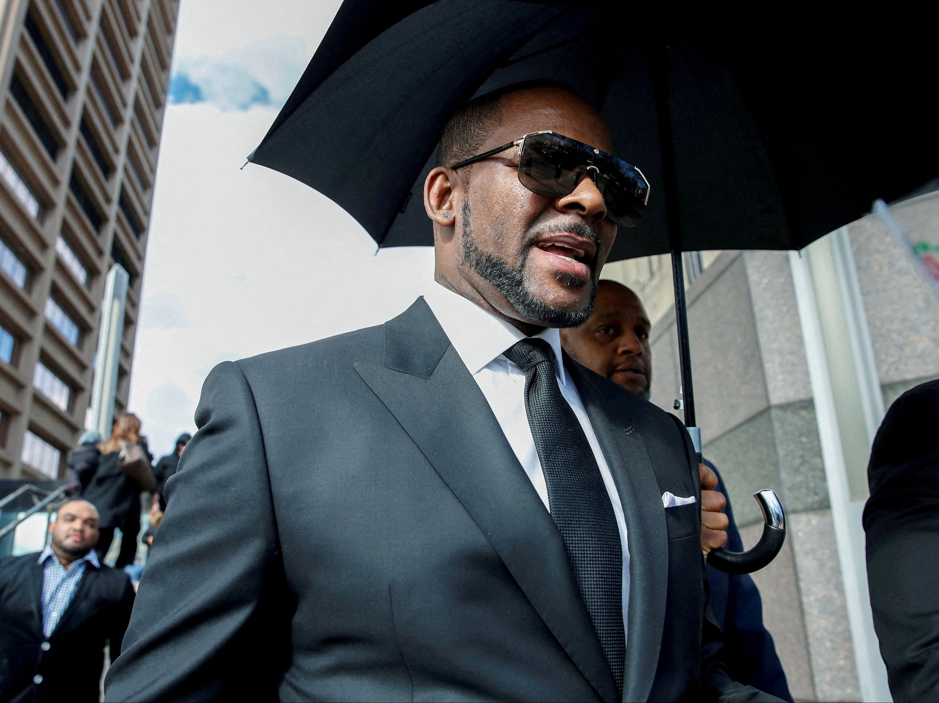 R Kelly fue puesto bajo vigilancia de suicidio después de ser sentenciado por tráfico sexual, dice una abogada