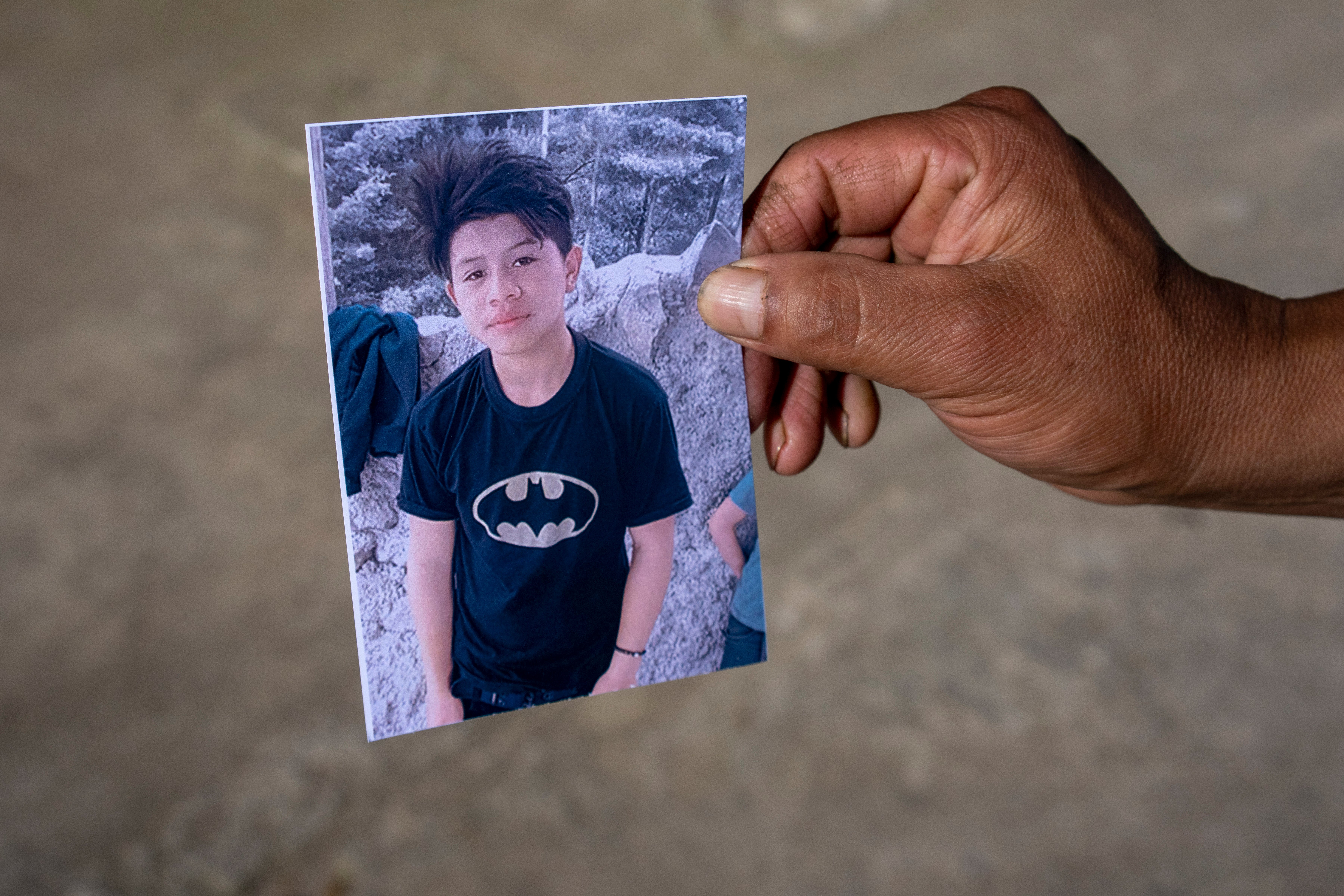 Un hombre muestra una fotografía de Wilmer Tulul, en Tzucubal, Guatemala, el 29 de junio de 2022