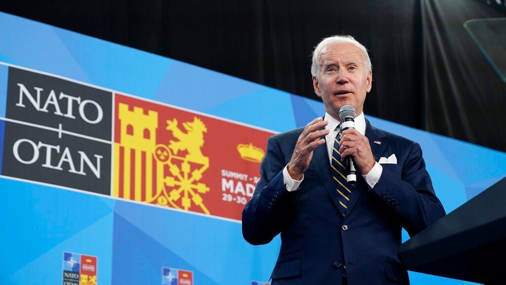 El presidente Joe Biden habla durante una conferencia de prensa el el último día de la cumbre de la OTAN en Madrid