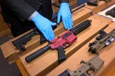 ¿Qué es la Segunda Enmienda y por qué es tan fácil comprar armas en EE.UU?
