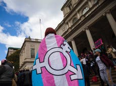 Mayoría de estadounidenses apoya derechos de personas trans aunque cree que el género se determina al nacer