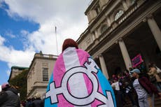 Mayoría de estadounidenses apoya derechos de personas trans aunque cree que el género se determina al nacer