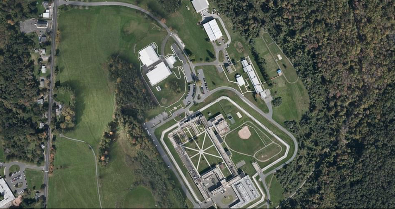Una vista aérea de la FCI de Danbury, donde Ghislaine Maxwell quiere cumplir su condena de 20 años