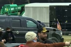 Usuarios de Twitter creen encontrar fotos en las que Trump quiere tomar el volante tras discurso de 6 de enero