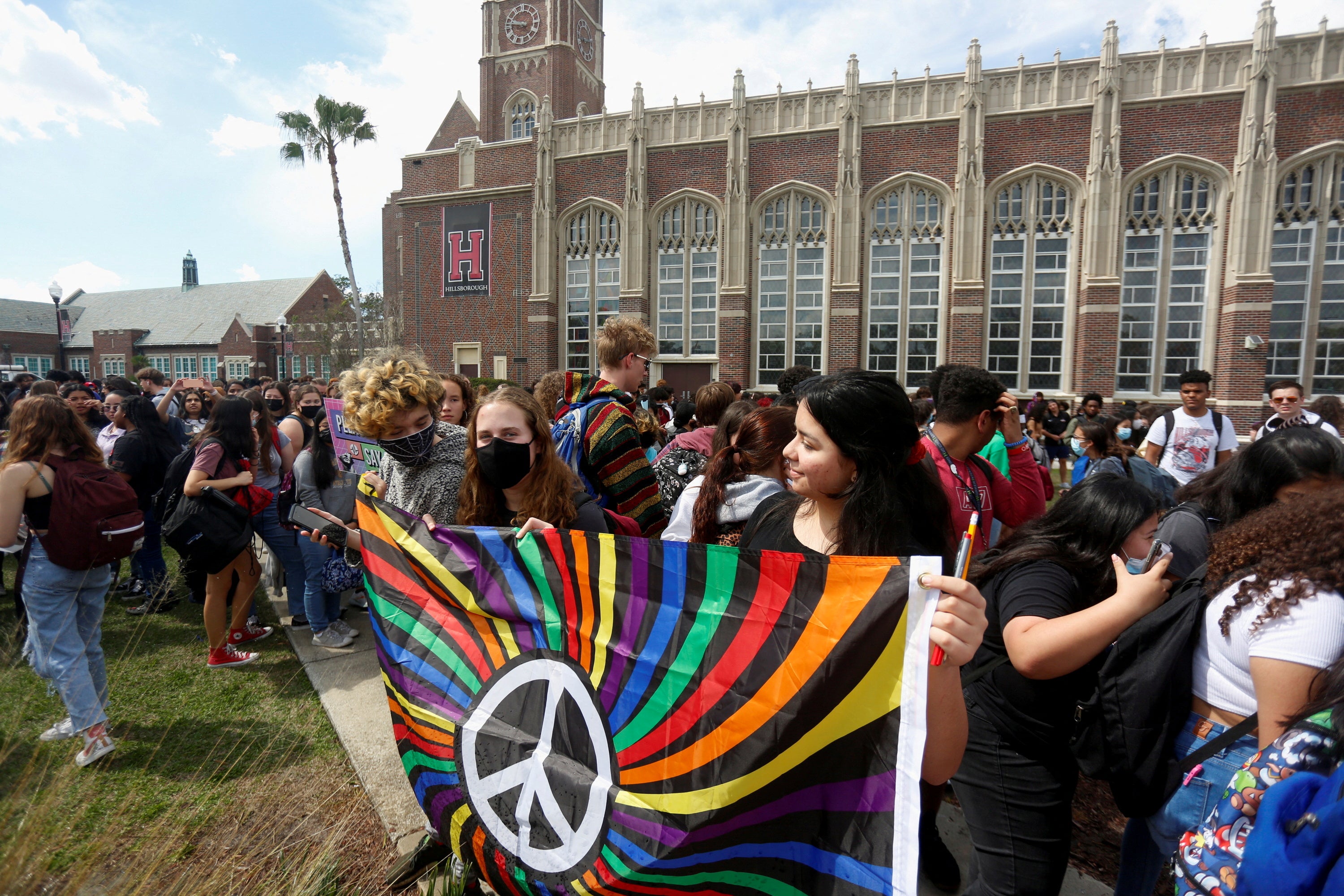 Los estudiantes de la Escuela Secundaria Hillsborough de Tampa se retiraron en protesta por el proyecto de ley de Derechos de los Padres en la Educación en marzo; los estudiantes de todo el estado participaron en paros en las aulas y en manifestaciones en los campus contra la legislación