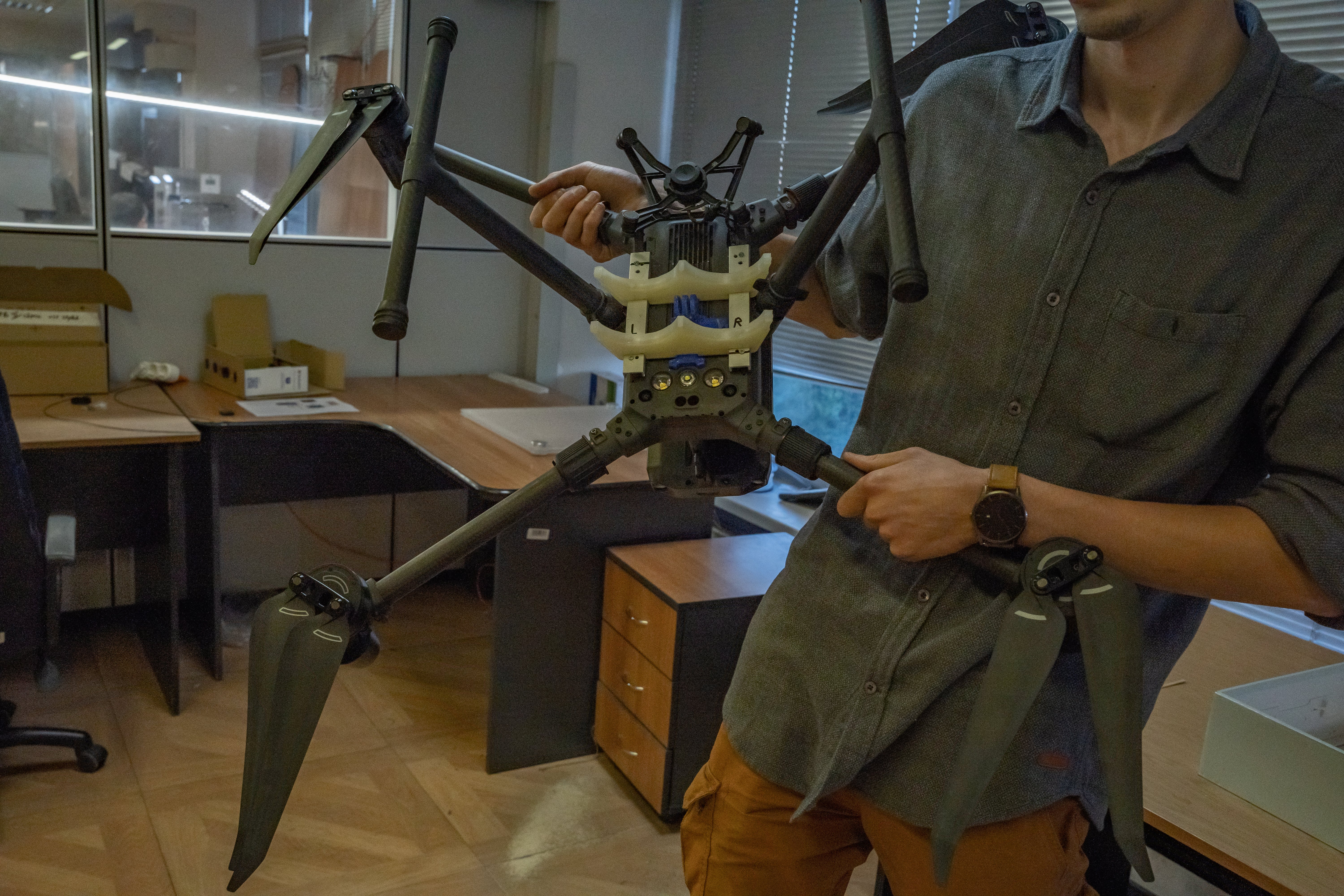 El equipo de Sheremet también fabrica drones como este, que puede transportar dos granadas