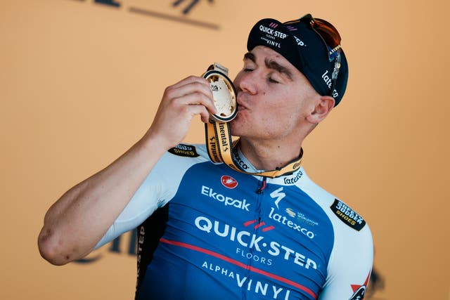 Fabio Jakobsen celebró el sábado la primera victoria de etapa de su carrera en el Tour de Francia (Thibault Camus/AP)