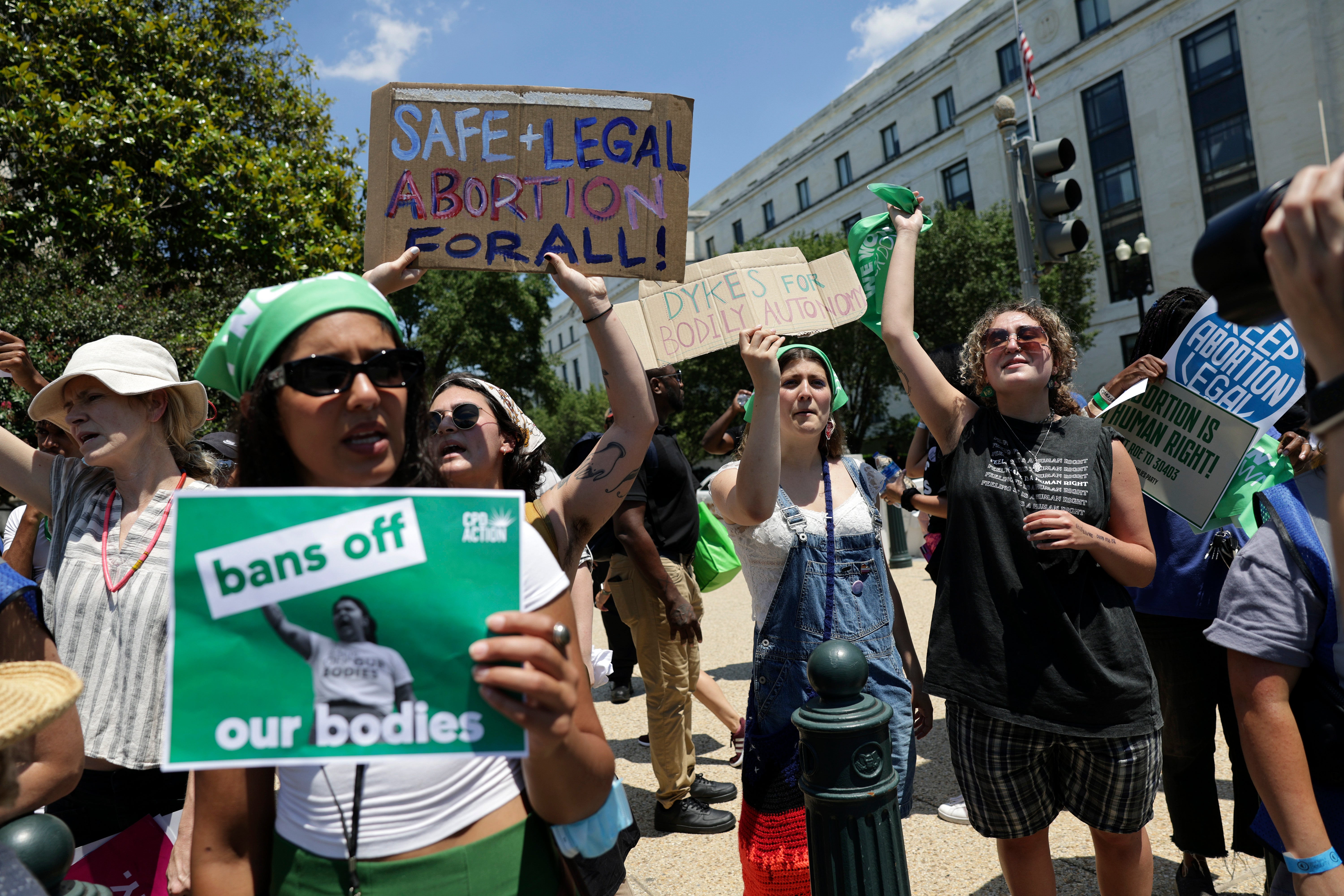 Activistas por el derecho al aborto protestan en la calle cerca de la Corte Suprema de EE.UU.