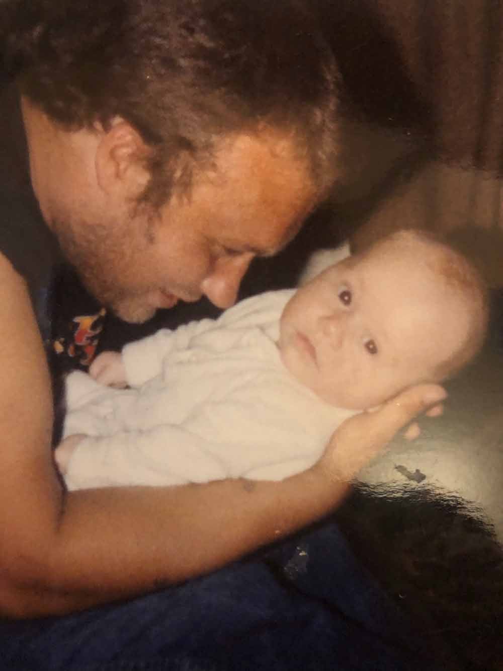 Jamie de bebé con Kevin, su padre ya fallecido