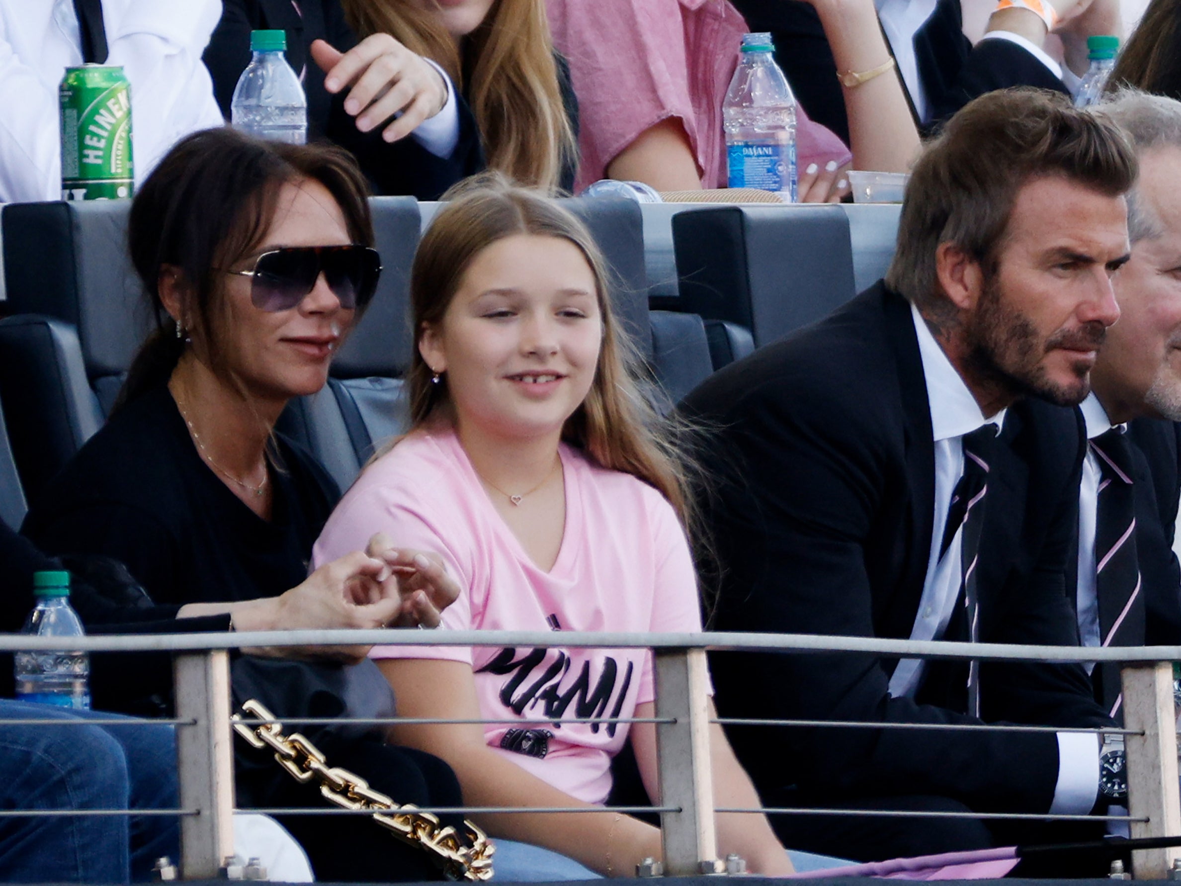Victoria Beckham sentada con su hija Harper Beckham y su marido David Beckham en un partido entre el Inter Miami FC y el Los Angeles Galaxy el 18 de abril de 2021