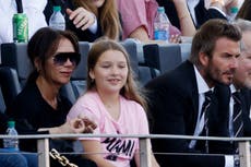 Harper Beckham cree que las minifaldas de su madre Victoria de la época de las Spice Girls eran inaceptables