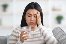 ¿Cómo me puedo recuperar de la nueva variante de covid-19 desde mi casa?
