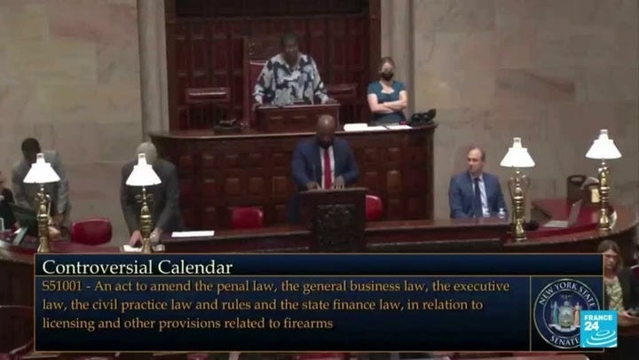 Nueva York aprueba leyes para restringir porte de armas en espacios públicos