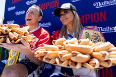 Chestnut vuelve a ganar concurso de "hot dogs" el 4 de Julio