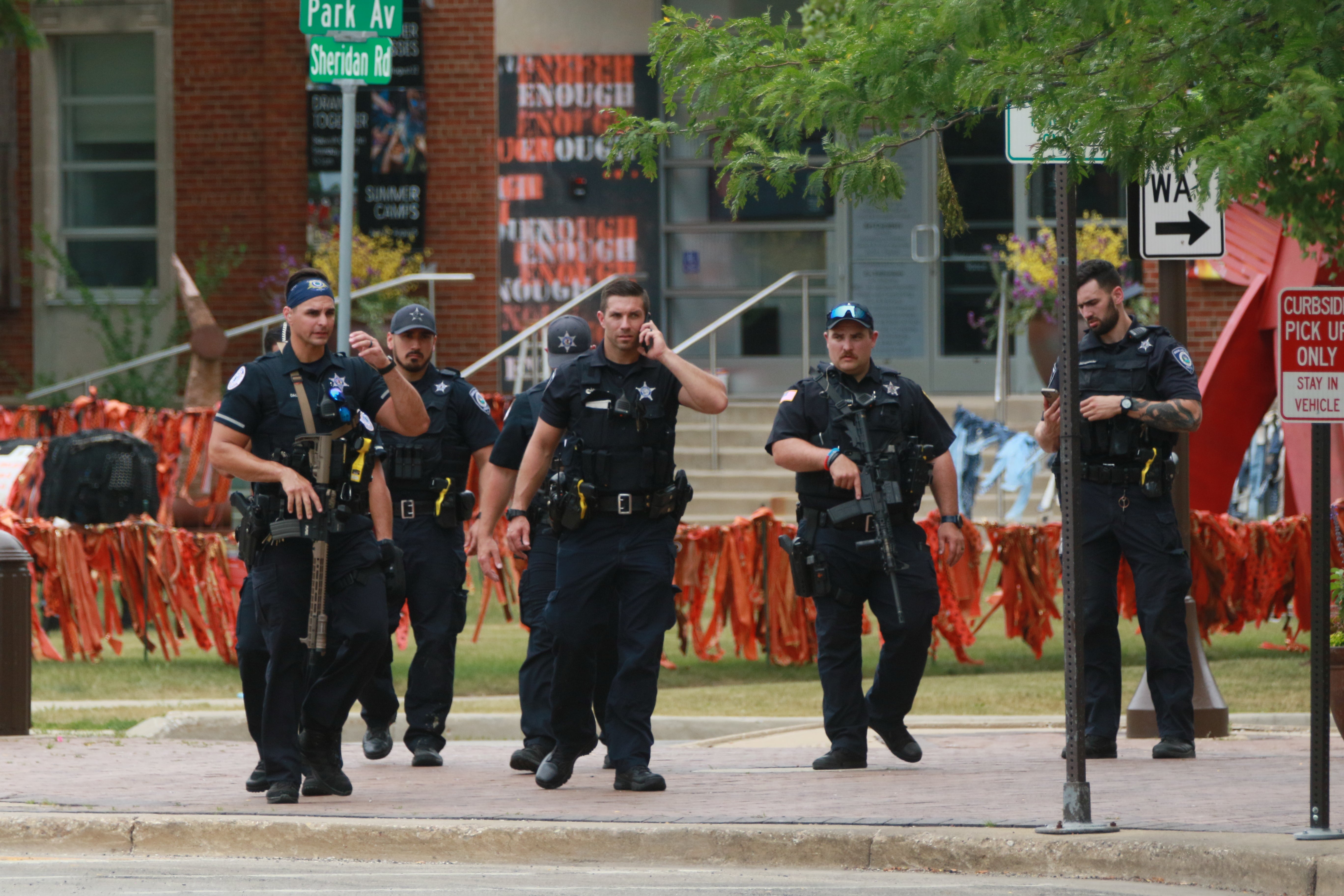 Fuerzas del orden registran el área del tiroteo ocurrido en un desfile del 4 de julio en Highland Park, Illinois
