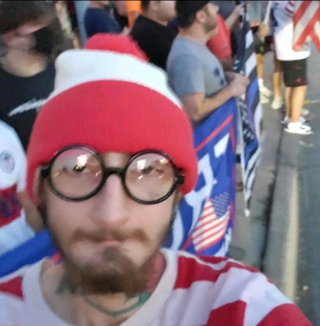 Robert Crimo vestido como ‘Where’s Waldo’ en un mitin de Trump en 2020