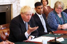 Johnson promete seguir en cargo tras renuncia de ministros