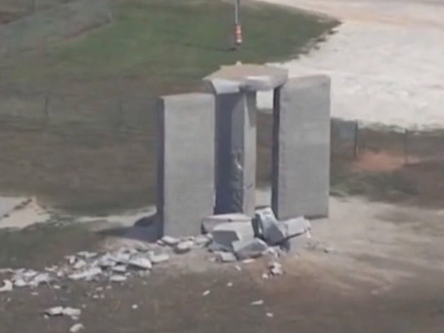 Los escombros son todo lo que queda de uno de los cinco pilares de las Piedras Guía de Georgia. Una explosión destruyó una de las losas, lo que provocó una investigación de la Agencia de Investigación de Georgia