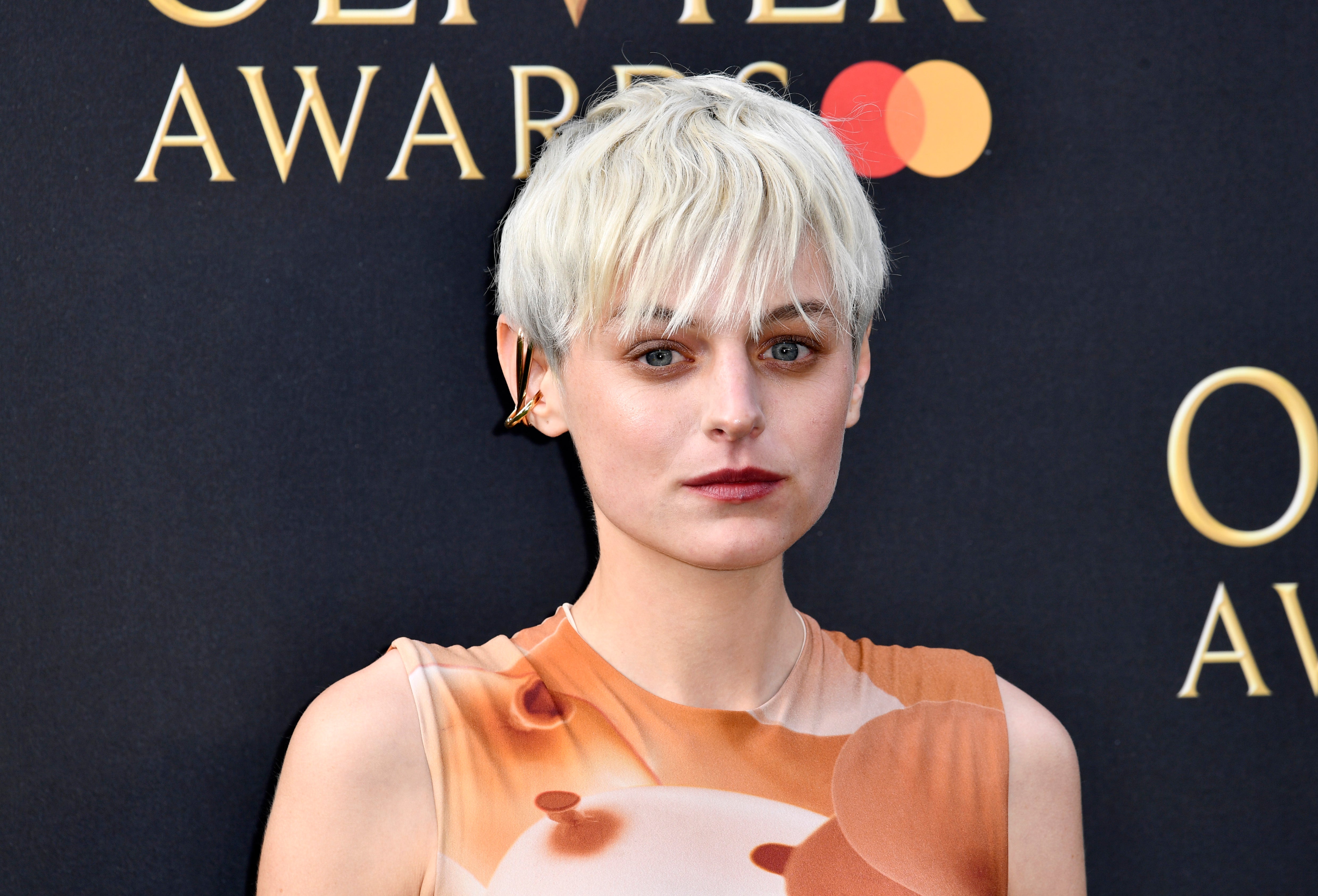 Emma Corrin recuerda que le pidieron que se desnudara en medio de tomas en el set