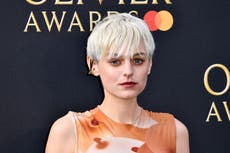 Emma Corrin recuerda que le pidieron que se desnudara en medio de tomas en el set