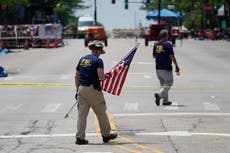 Extraños salvan a un niñito tras masacre en Highland Park