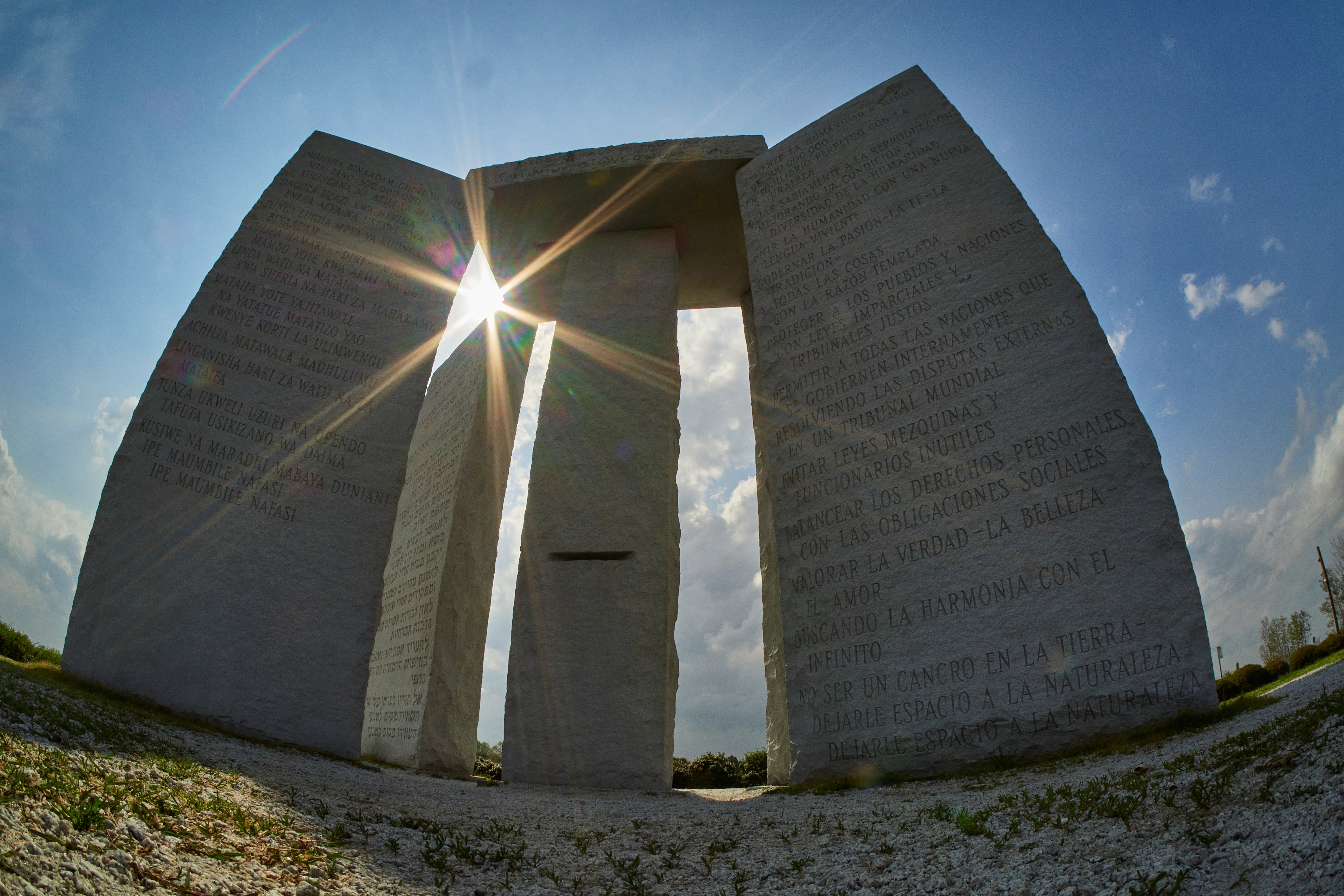 Cómo las Georgia Guidestones se convirtieron en una obsesión conservadora “demoníaca”