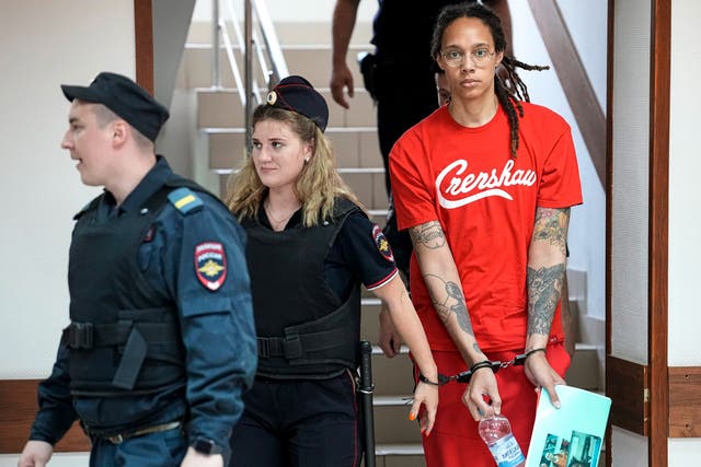 La estrella de la WNBA y dos veces medallista de oro olímpica Brittney Griner es escoltada a una sala del tribunal para una audiencia en Khimki, en las afueras de Moscú, Rusia, el jueves 7 de julio de 2022.