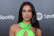 Dua Lipa genera debate después de asistir a una boda con un vestido casi blanco