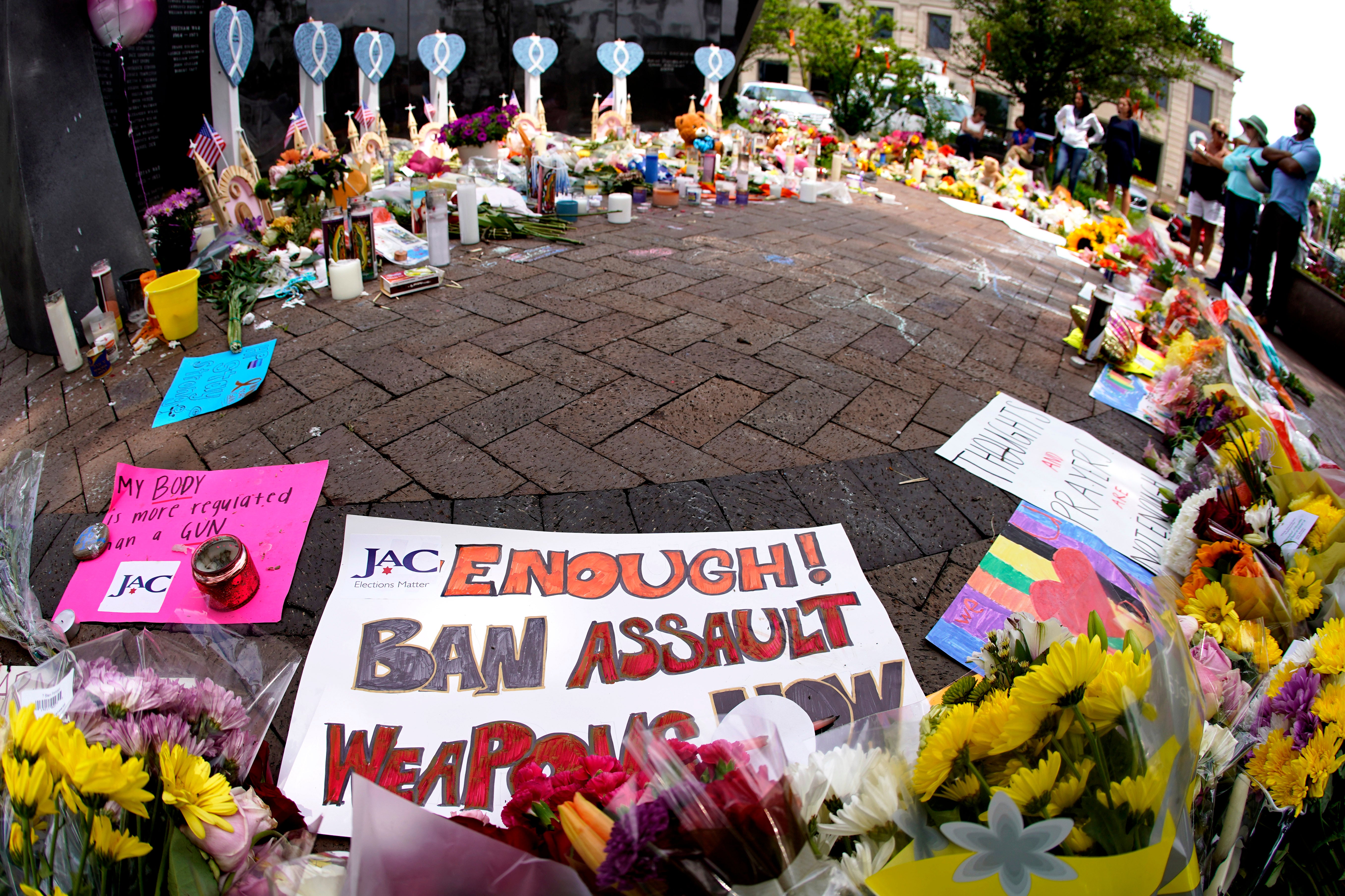Un memorial para los siete muertos en el tiroteo de Highland Park