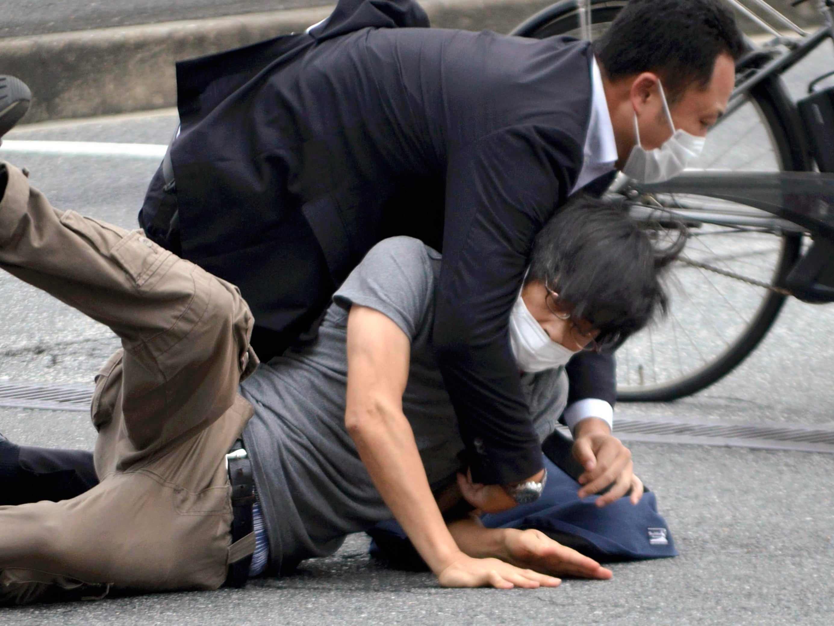 El sospechoso Tetsuya Yamagami es detenido tras el tiroteo contra el ex primer ministro Shinzo Abe en la prefectura de Nara, al oeste de Japón, el viernes 8 de julio