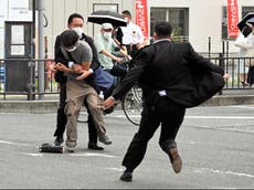Recuperan “arma casera” en el lugar del tiroteo contra Shinzo Abe