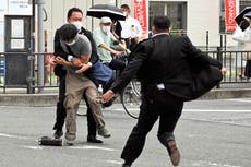 Recuperan “arma casera” en el lugar del tiroteo contra Shinzo Abe