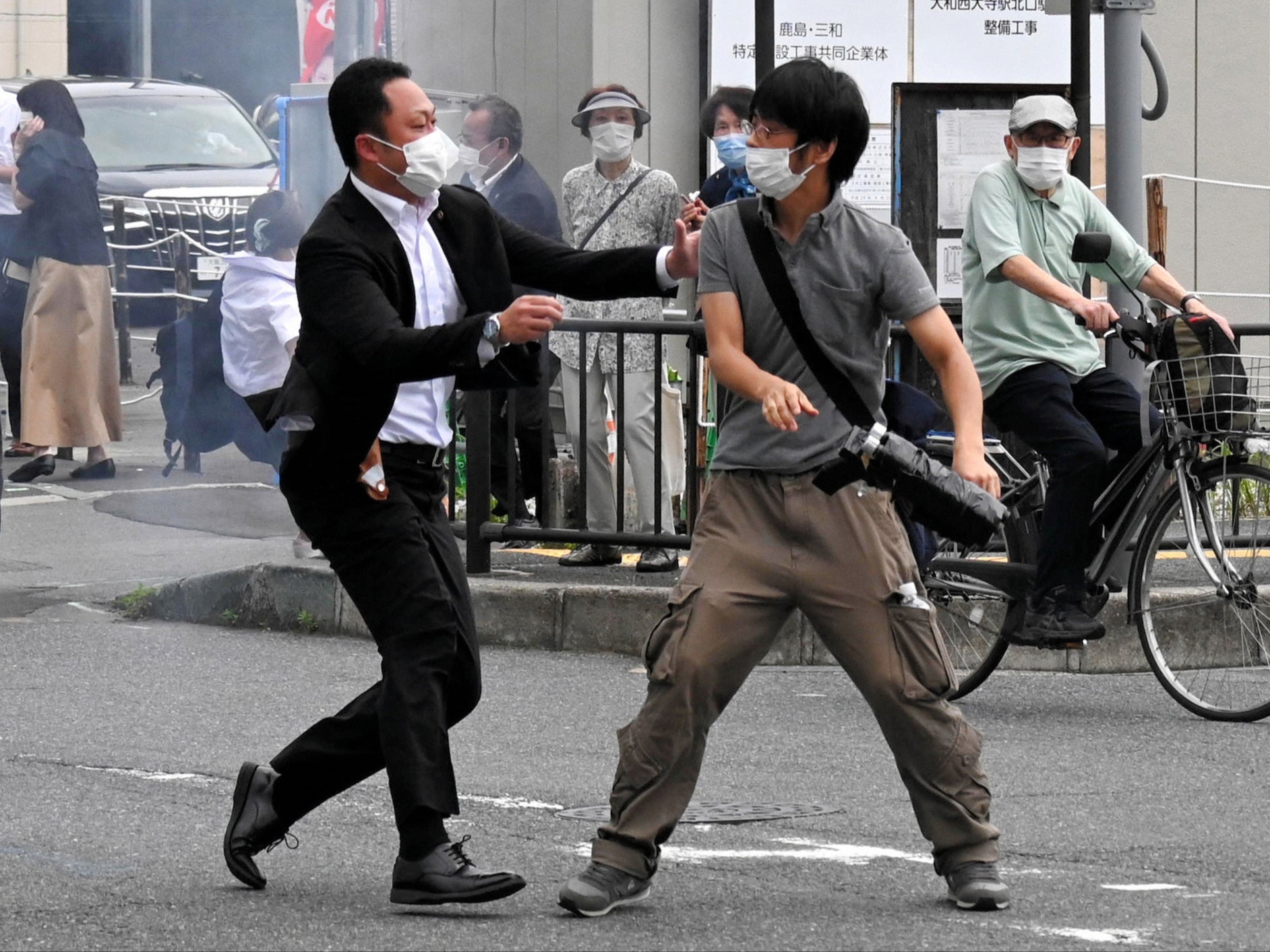 Un agente de policía detiene al sospechoso Tetsuya Yamagami frente a la estación de Yamatosaidaiji el 8 de julio en Nara, Japón